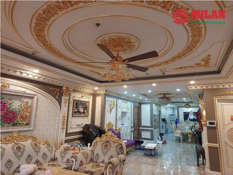 Quạt trần đèn cổ điển phối cùng đèn chùm trong phòng khách tân cổ điển