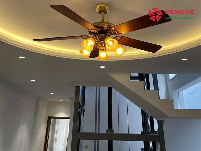 Quạt trần đèn cổ điển cánh gỗ kết hợp đèn hắt trần ánh sáng vàng ấm