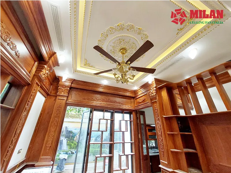 Quạt trần cánh gỗ trong phòng khách ốp gỗ
