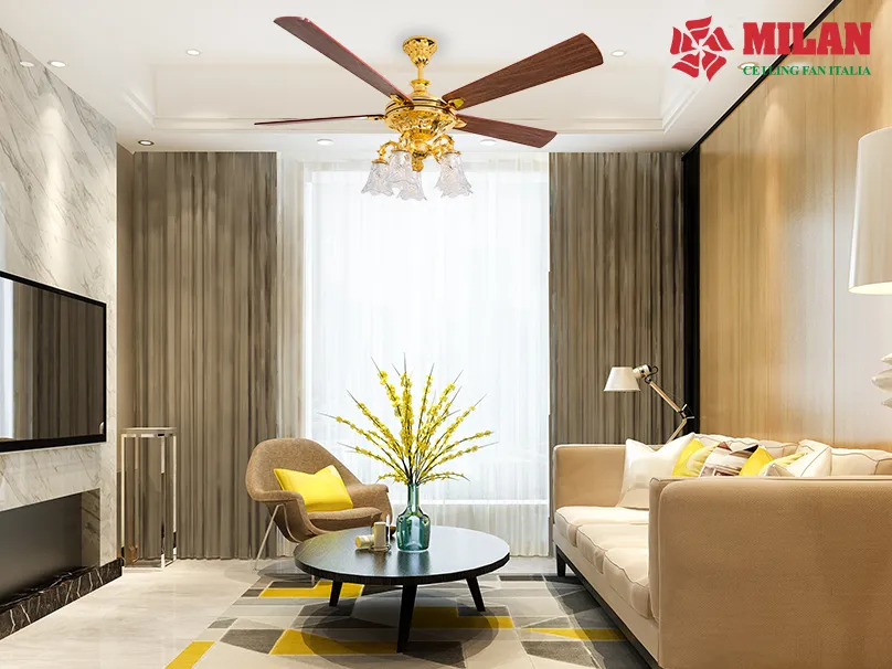 Quạt trần có đèn chao thủy tinh trong phòng khách tông vàng ấm