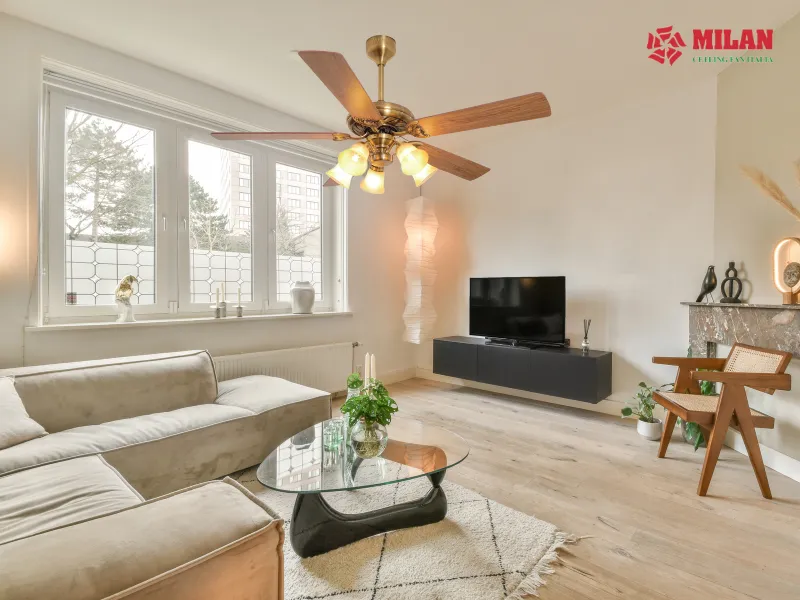 Quạt trần FY503 với tay bắt cánh thiết kế hoa sen nổi bật.